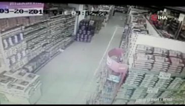 Deprem anı marketin güvenlik kameralarına yansıdı