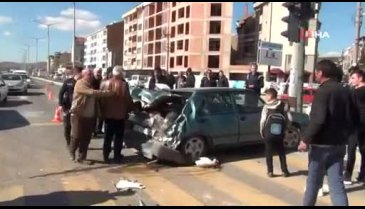 İki araç birbirine girdi