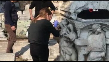 Bursa İznik'te brandanın maviye boyadığı lahit temizlendi
