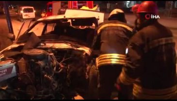 Ağaca çarpan otomobilin sürücüsünü sıkıştığı yerden itfaiye kurtardı