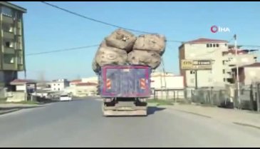 Trafikte tehlike saçan aşırı yüklü kamyon kamerada