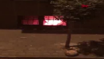 Alev alev yanan daireye mahalleli kovalarla su taşıdı