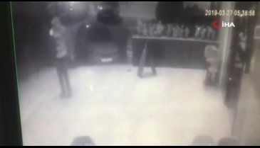 Bıçaklanan kişi eğlence mekanına böyle sığındı