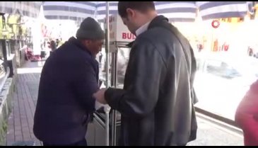Bursa'da görme engelli simitçiyi dolandırıyorlar!