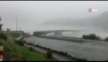 Yeni Zelanda'da sel köprüyü koparıp sürükledi