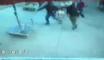 Hortumda şemsiye ile birlikte havalandı