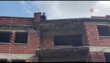 Bursa'da karısı terk edince çatıya çıktı polis zorlukla aşağı indirdi