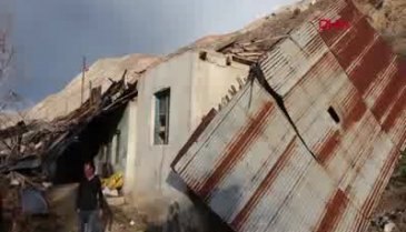 Hortum, ahır ve samanlığın çatısını uçurdu