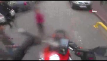 Motosikletin altında kalmaktan kıl payı kurtuldu