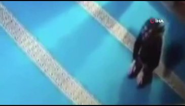 Namaz kılar gibi yaptı ayakkabıyı çalıp kaçtı