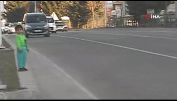 Annesinin elinden kaçıp yola fırladı! İşte o an