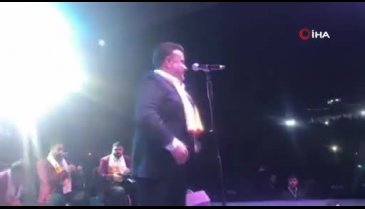 Bülent Serttaş sahne direğine tırmandı!