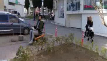 Bursa'da kaybolan köpeğini sokak sokak arıyor
