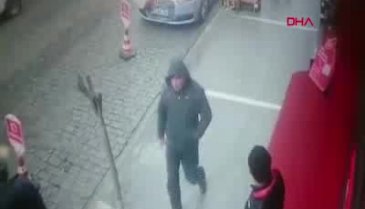 Mağazanın önünden televizyon hırsızlığı kamerada
