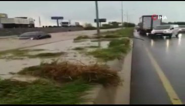 KKTC'de seyir halindeki araçlar sel sularına kapıldı