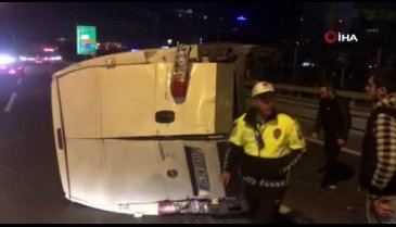 Panelvan minibüs devrildi: 2 yaralı