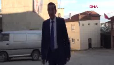 Bursa'da rakip olan muhtar adayı baba ve oğlu, oylarını kullandı