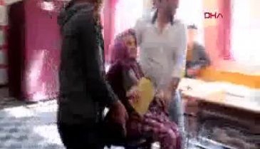 Parkinson hastası annesini sandalye ile sandığa taşıdı