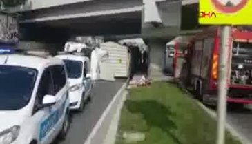 Üst geçide takılan TIR devrildi!