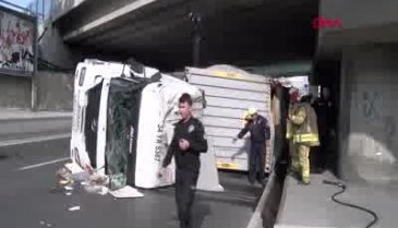 Üst geçide takılan TIR devrildi! -2