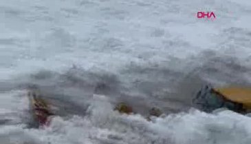Çığın kapattığı, mahalle yolu ulaşıma açıldı
