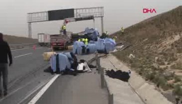 Devrilen TIR, 20 metre sürüklendi