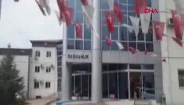 Başkan seçildi, makam odasının kapısını söktürdü!