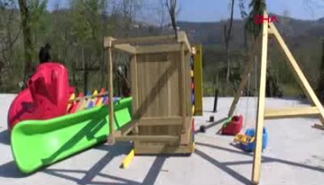 Seçimi kaybeden muhtar parkı söktü