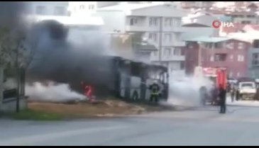 Bursa'da okulun yanındaki otobüs yandı, öğrenciler panik yaşadı