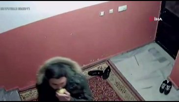 Elma yiyerek ayakkabı çalan hırsız kamerada