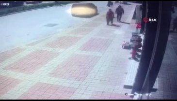 Kasap önünde bekleyen köpeğe, parke taşıyla saldırdı