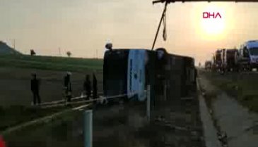 Yolcu otobüsü devrildi! Ölü ve çok sayıda yaralı var