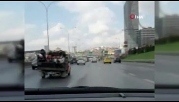 Kamyonetin kasasında tehlikeli yolculuk kamerada