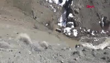 Kamyonet dereye uçtu! Ölü ve yaralılar var