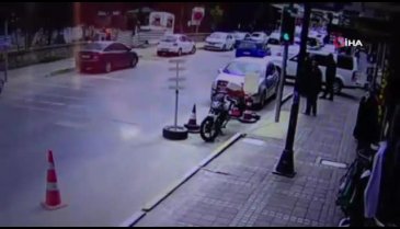 Sokakta aşırı hızlı aracın cipe çarptığı anlar kamerada