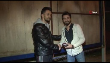 Bursa'da otobüste bulduğu cüzdanın sahibine sosyal medyadan ulaştı