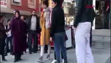 Erkek arkadaşını başka kadınla görünce bıçakladı!