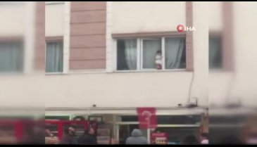 Pencereye çıkan çocuk yürekleri ağza getirdi
