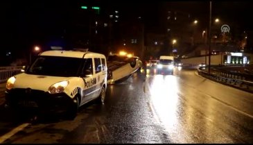 Kaza yapan sürücü otomobili bırakıp kaçtı