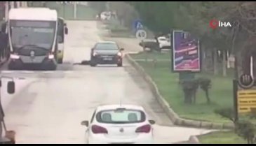 Trambüsten inen kıza otomobilin çarptığı kaza güvenlik kamerasında