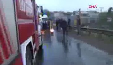 Otomobil, yolcu servis minibüsüyle çarpıştı!