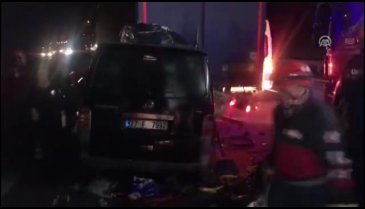 TEM Otoyolu'nda minibüs, TIR'a çarptı: 5 ölü, 3 yaralı