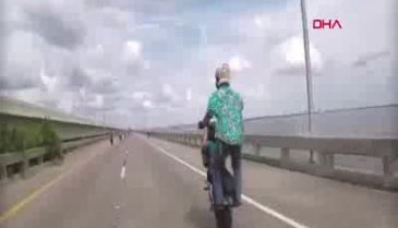 İnanılmaz görüntü! Arkadaşının tehlikeli sürüşünü izlerken...