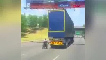 Tekerlekli sandalye ile TIR'ın arkasına takıldı