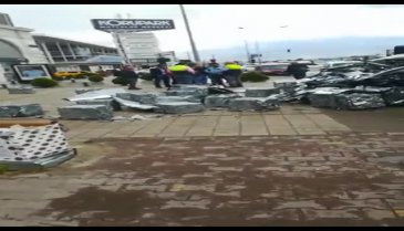 Bursa'da şehrin göbeğinde dehşet kaza! Virajı alamayan tır devrildi