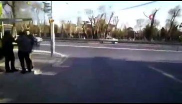 Aracın altında kalmaktan kıl payı kurtuldu