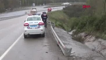 Yağmurla kayganlaşan yolda araç takla attı!