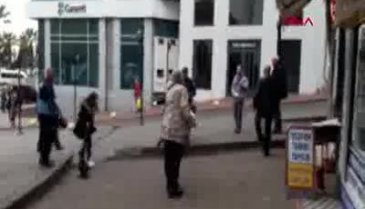 Sokak ortasında biber gazlı, bıçaklı kavga!