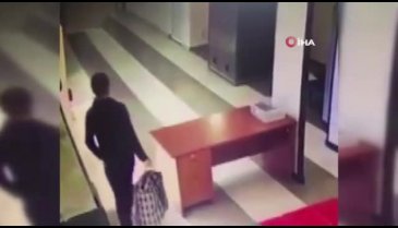 X-ray cihazından çantasıyla geçti
