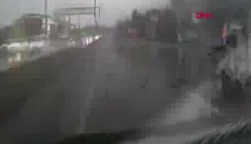 Kaza yapan kamyonetteki bebek yola fırladı